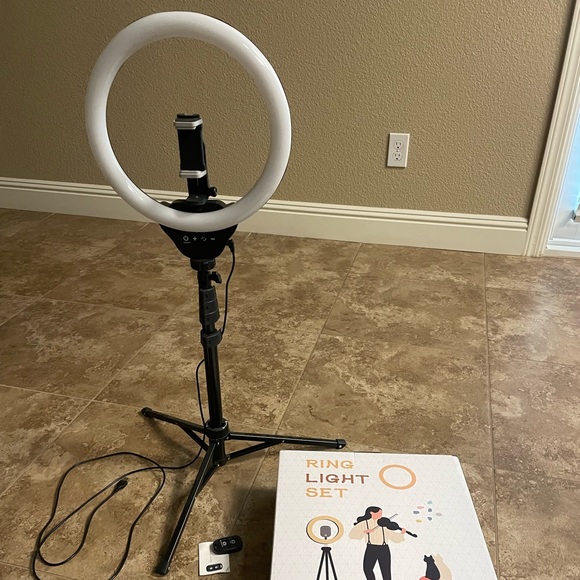 New in box 12” Ring light set with 62” tripod stand - Picture 6 of 13